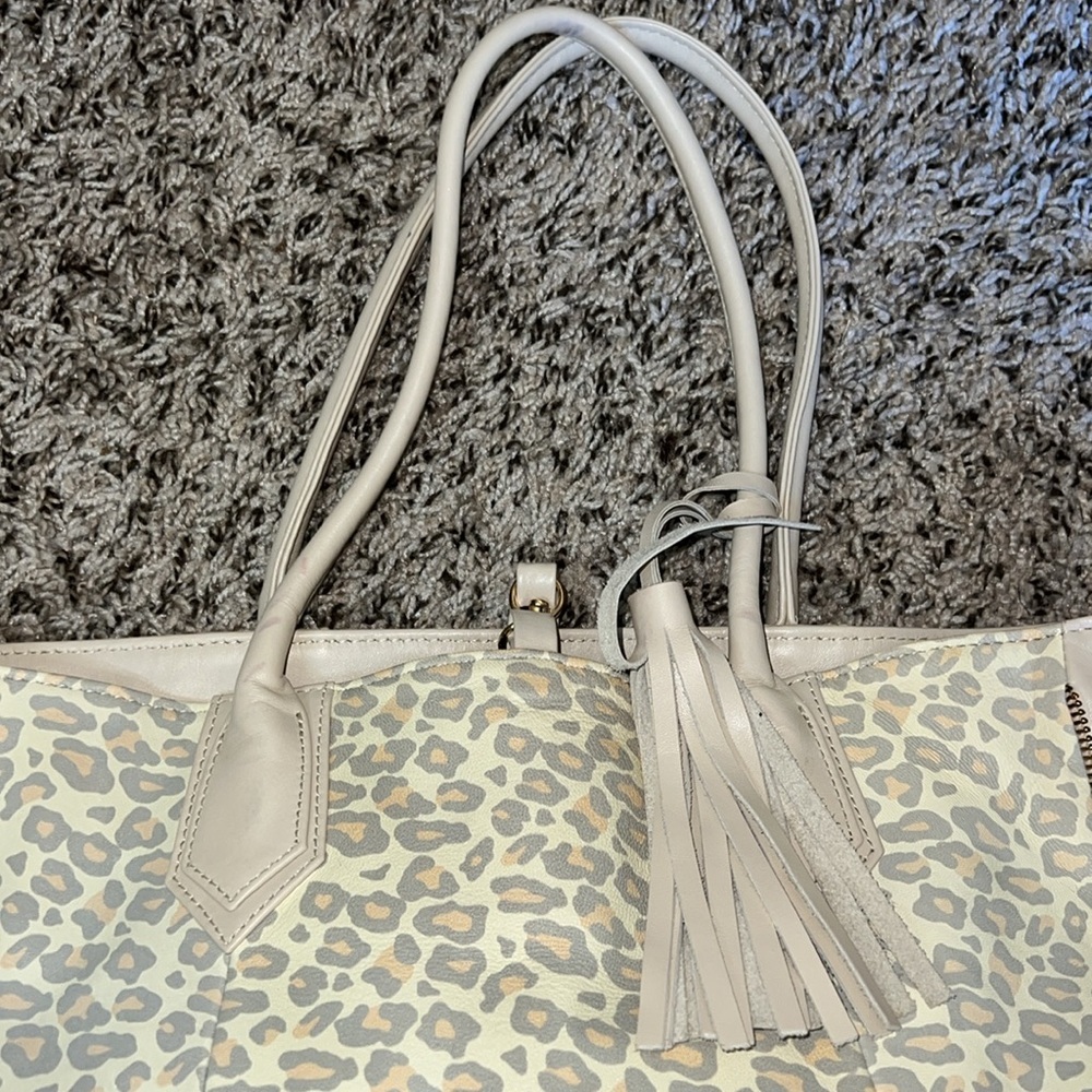 LAUREN MERKIN
Reese Toffee High Gloss Leather
Zipper Trim Tote‎ Made In U… - Picture 6 of 14